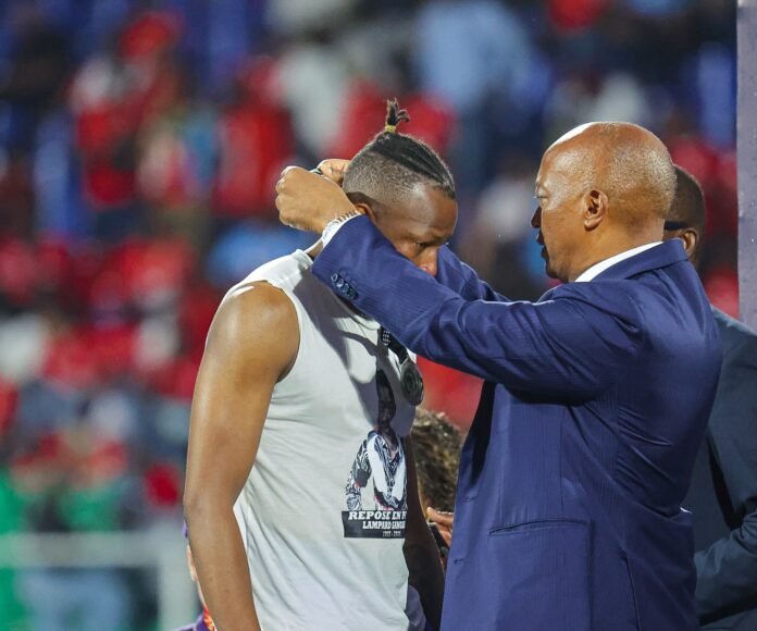 Le président de la CAF remet à Moussa Camara sa médaille d'argent après la finale perdue face à la RS Berkane