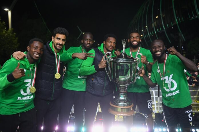 Naby Keïta et quelques coéquipiers posent avec le trophée de champion de Hongrie
