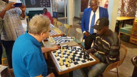 Jeux d’Échecs en Guinée : le vice-champion du monde Nigel Short partage son expertise avec la jeunesse Jeux d’Échecs en Guinée : le vice-champion du monde Nigel Short partage son expertise avec la jeunesse