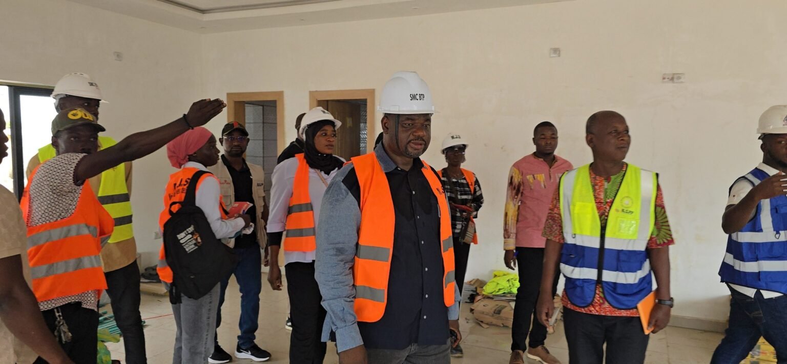 Le ministre Bogola annonce 200 conteneurs pour la toiture du stade de Nongo : ‘’les travaux de génie civil ont évolué…mais le retard est visible’’