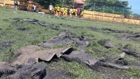 Terrain en lambeaux, passion intacte : à Nongo, les futures pépites du foot guinéen s’entraînent sur un champ de cailloux Terrain en lambeaux, passion intacte : à Nongo, les futures pépites du foot guinéen s’entraînent sur un champ de cailloux