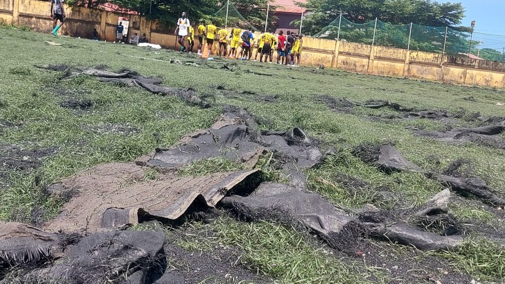 Terrain en lambeaux, passion intacte : à Nongo, les futures pépites du foot guinéen s’entraînent sur un champ de cailloux Terrain en lambeaux, passion intacte : à Nongo, les futures pépites du foot guinéen s’entraînent sur un champ de cailloux